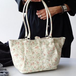 Usnjena torbica z cvetličnim vzorcem