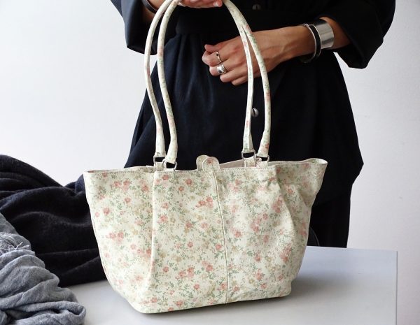 Usnjena torbica z cvetličnim vzorcem